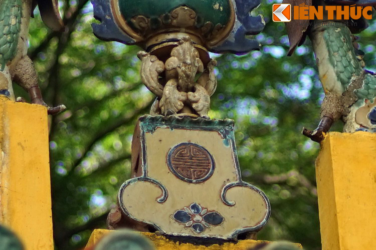 Phần chân đế của trái châu được tạo hình khá cầu kỳ.