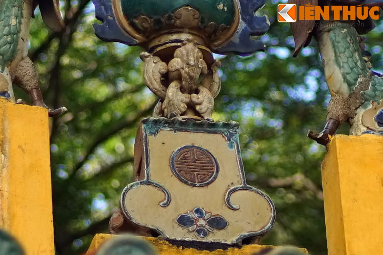 Phần chân đế của trái châu được tạo hình khá cầu kỳ.