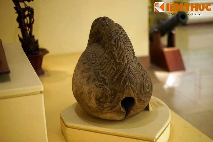 Nguyên liệu làm mõ thường là gỗ mít nguyên khối, với đặc điểm không bị co rút, nứt nẻ qua thời gian.