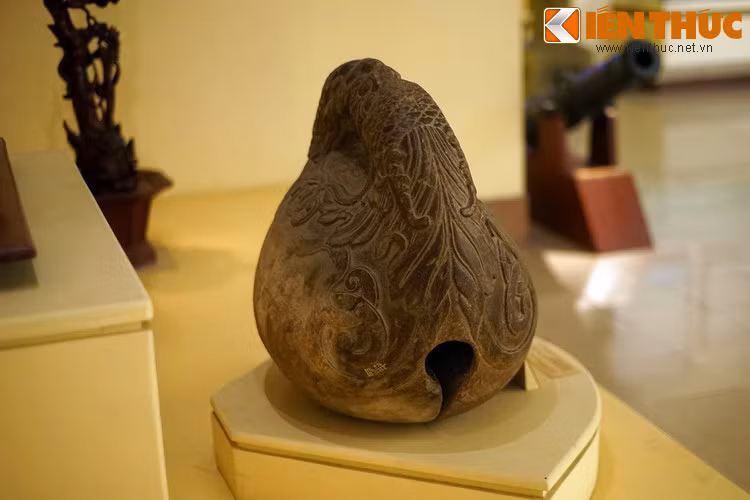 Nguyên liệu làm mõ thường là gỗ mít nguyên khối, với đặc điểm không bị co rút, nứt nẻ qua thời gian.