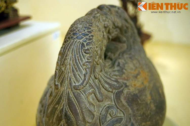 Sừng và bờm rồng được tạo hình mềm mại, tỏa về phía sau.