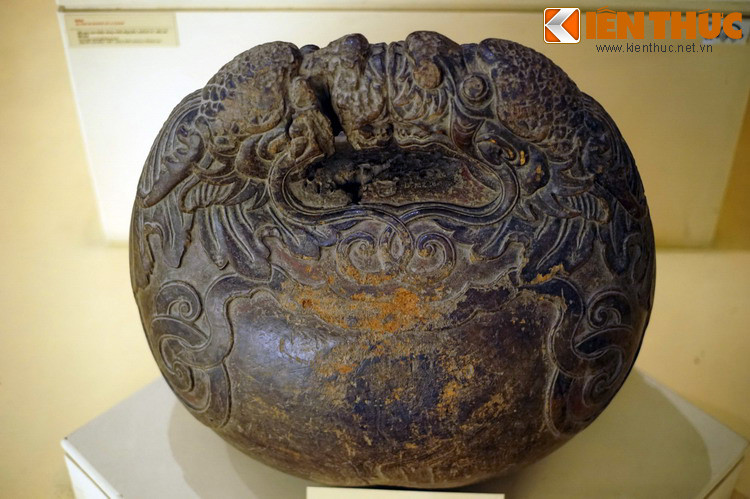 Trong Phật giáo, mõ là loại pháp khí quan trọng của người tu hành, thường được dùng trong các thời khóa lễ sớm tối có đông người tụng niệm với mục đích là để cho mọi người tụng nhịp nhàng theo trường canh của tiếng mõ.