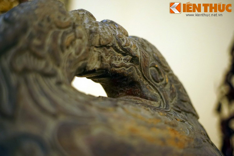 Hình tượng rồng chầu rất phổ biển trong các công trình kiến trúc và vật dụng tâm linh ở Việt Nam xưa, nhưng cách tạo hình rồng với hai môi chạm vào nhau rất hiếm gặp.