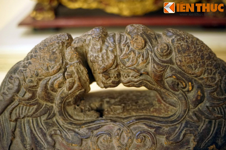 Nét đặc sắc nhất của chiếc mõ là phần quai tạo hình rồng chầu, với phần miệng của hai con rồng chạm vào nhau.