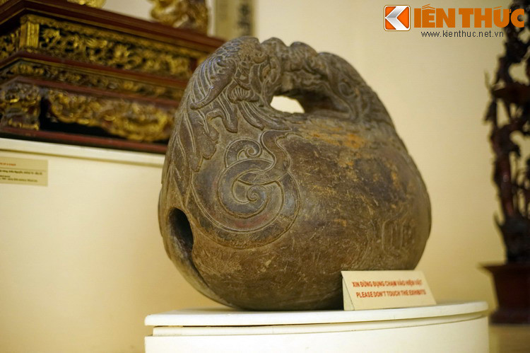 Làm bằng gỗ nguyên khối, hiện vật được chế tác từ thân cây có kích thước lớn, có thể là một cây cổ thụ.