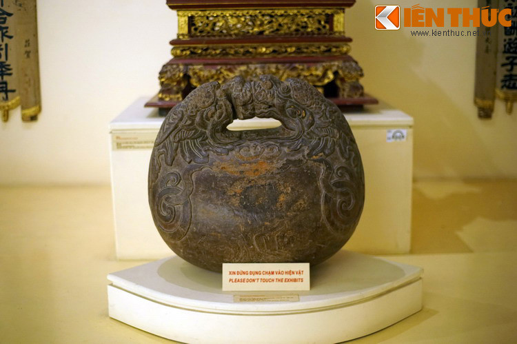 Chiếc mõ này có đường kính khoảng 70 cm, cao khoảng 60 cm, được sơn son thếp vàng, niên đại thời nhà Nguyễn, khoảng thế kỷ 19, đầu thế kỷ 20.