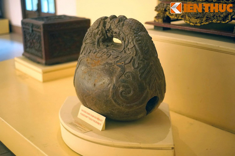 Mõ là một loại nhạc khí cổ có liên hệ mật thiết với các nghi lễ Phật giáo ở các nước Đông Á như Trung Quốc, Nhật Bản, Việt Nam... Bảo tàng Lịch sử Quốc gia Việt Nam hiện lưu giữ một chiếc mõ khổng lồ có thể nói là có 1-0-2 của nước Việt.