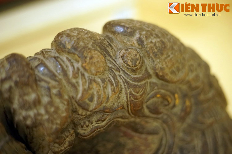 Cận cảnh một đầu rồng trên mõ.