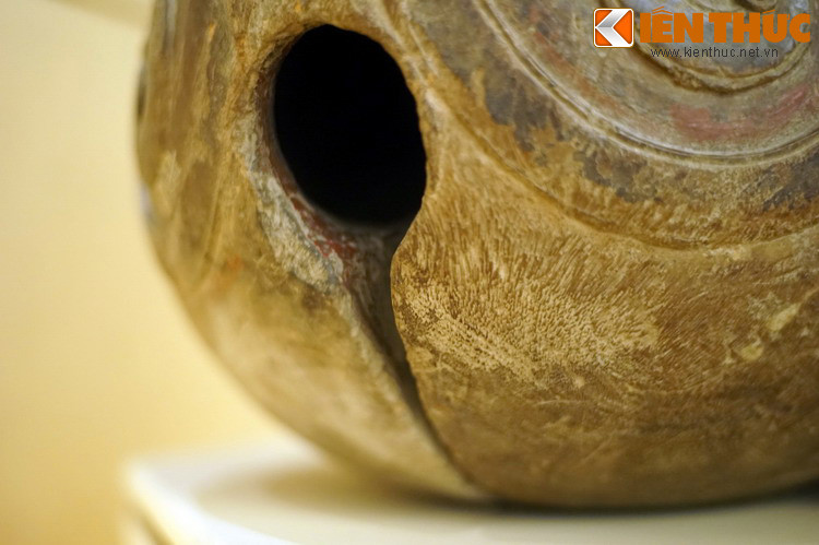 Phần ngang thân mõ khoét rỗng, vừa giúp tăng tiếng vang khi gõ, vừa dùng để xỏ dùi khi không dùng.