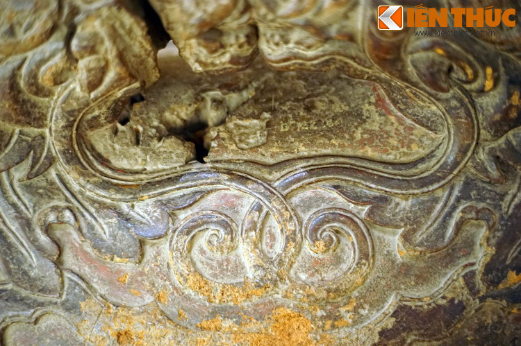 Râu rồng uốn lượn, hòa quyện vào nhau.