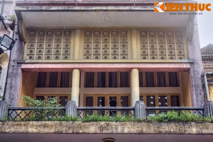 Tầng hai của ngôi nhà số 48 Hàng Ngang. Ngôi nhà này là nơi làm việc của Thường vụ Trung ương Đảng và Chủ tịch Hồ Chí Minh trong cuộc Cách mạng Tháng Tám 1945. Đây cũng là nơi Chủ tịch Hồ Chí Minh ở trong những ngày đầu Người trở về Hà Nội.