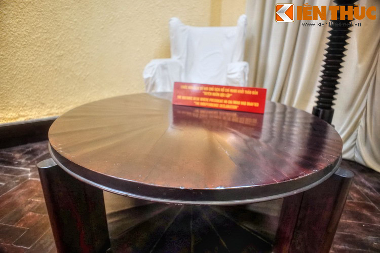 Cận cảnh chiếc bàn Bác Hồ dùng để chấp bút viết Tuyên ngôn Độc lập. Ngày 31/8/1945, Bác Hồ bổ sung thêm một vài điểm vào dự thảo Tuyên ngôn Độc lập. Đến ngày 2/9/1945, bản Tuyên ngôn được đọc ở Quảng trường Ba Đình trước hàng chục vạn quần chúng.