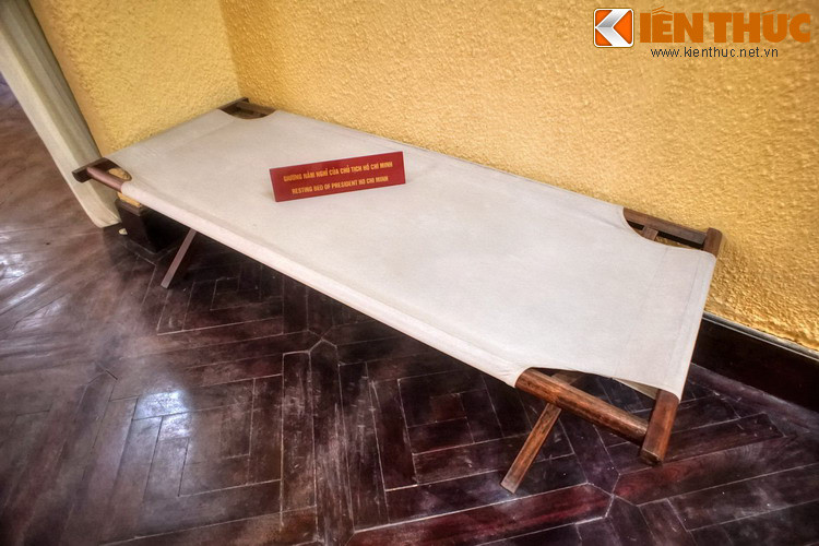 Chiếc giường Hồ Chủ tịch dùng để nằm nghỉ trong căn phòng nhỏ ở nhà số 48 Hàng Ngang.
