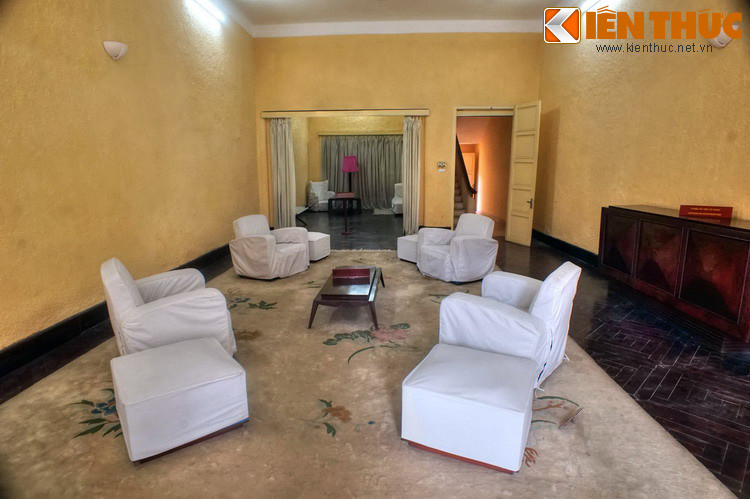 Từ phòng khách lớn ở tầng hai nhìn về căn phòng nhỏ phía trong, nơi Bác Hồ khởi thảo Tuyên ngôn Độc lập, văn bản khai sinh ra Nhà nước Việt Nam Dân chủ Cộng hòa.