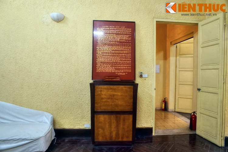 Tủ tài liệu và cánh cửa thông ra hành lang từ căn phòng nhỏ.