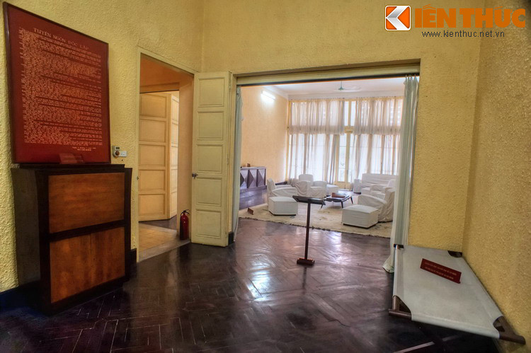 Từ căn phòng Bác Hồ viết Tuyên ngôn Độc lập nhìn ra phòng khách lớn. Tuyên ngôn Độc lập năm 1945 được xem là bản Tuyên ngôn Độc lập thứ ba trong lịch sử Việt Nam, sau bài Thơ Thần (Nam quốc sơn hà) ở thế kỷ 11 và Bình Ngô đại cáo của Nguyễn Trãi viết năm 1428. 