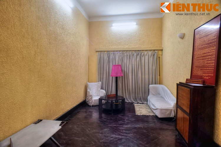 Căn phòng có diện tích khoảng 15 mét vuông, có ghế bành, bàn gỗ, tủ đựng tài liệu, giường vải cùng một số vật dụng khác.
