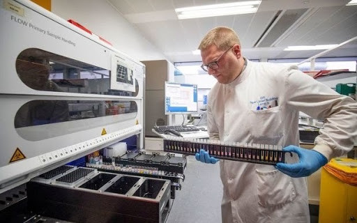 Công bố của Nga phát ra khi Mỹ đang trong giai đoạn cấp phép thử nghiệm vaccine COVID-19 giai đoạn cuối. Một số chuyên gia của Mỹ đã nghi ngờ độ an toàn và hiệu quả của vaccine Sputnik V.