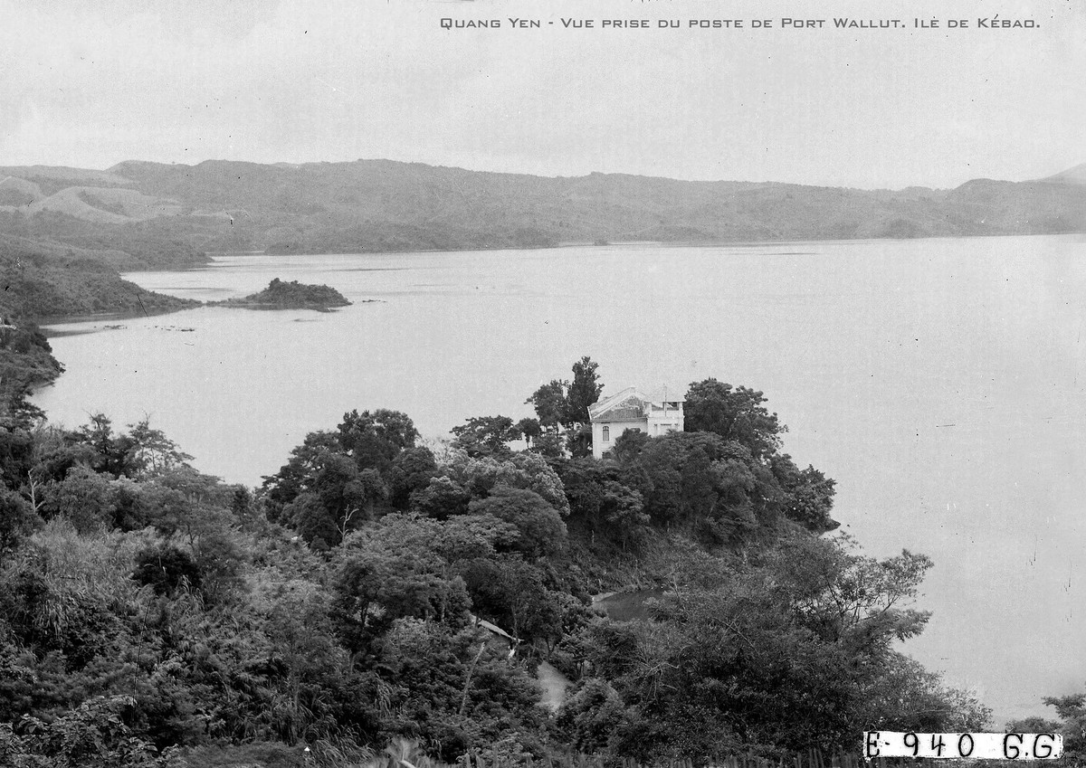  Dinh thự của người Pháp trên quả đồi gần cảng Wallut.