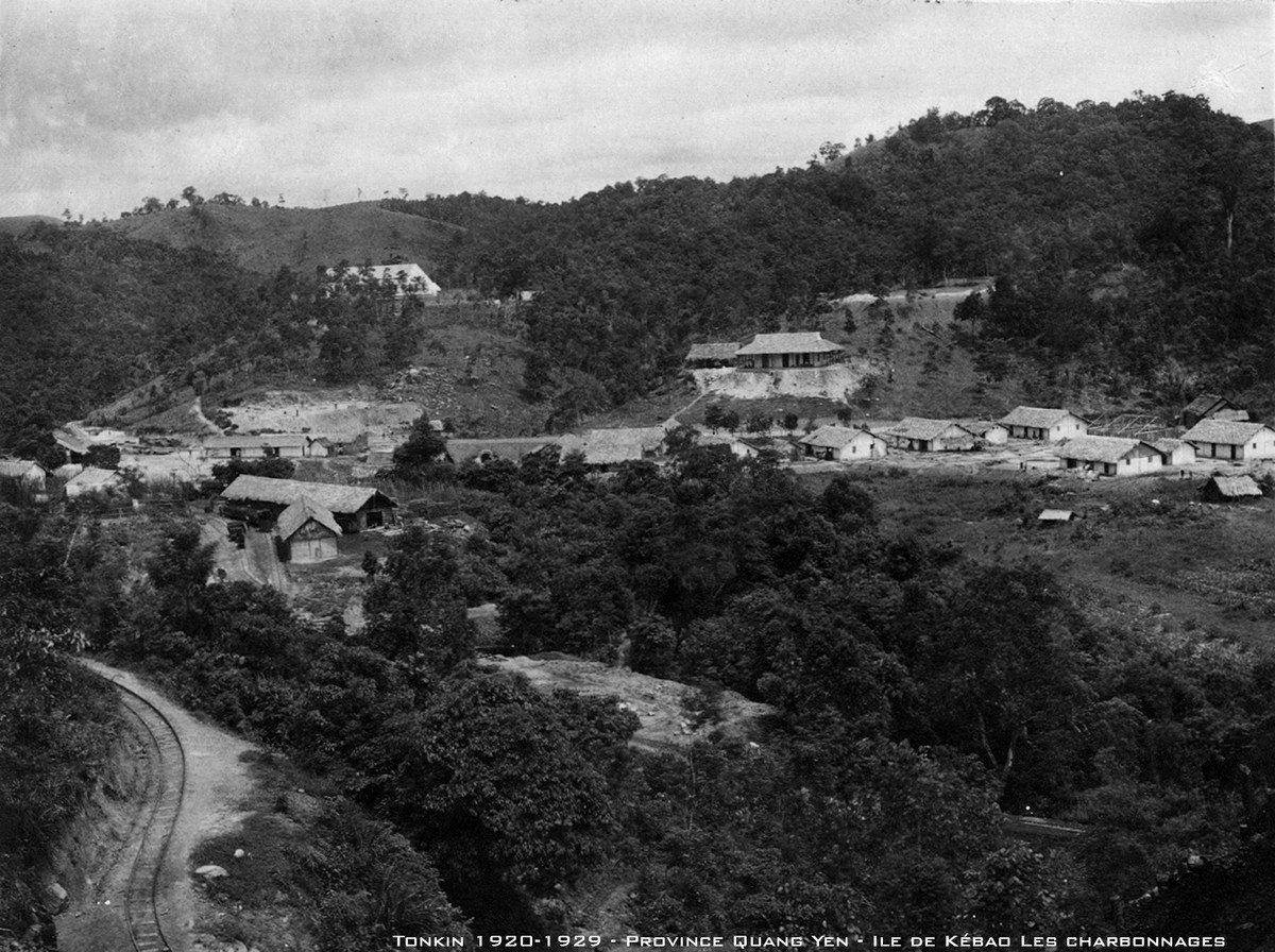 Mỏ than trên đảo Kế Bào (nay là đảo Cái Bầu, đảo lớn nhất của huyện đảo Vân Đồn, tỉnh Quảng Ninh) thập niên 1920.