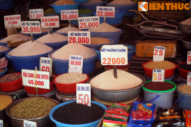 Như nhiều khu chợ khác, lương thực, thực phẩm là mặt hàng chủ lực tại khu chợ này. Tại đây, khách thập phương có thể tìm mua đủ mọi loại gạo, ngũ cốc, rau, củ, quả, tôm, cá, thịt... có mặt ở TP HCM.