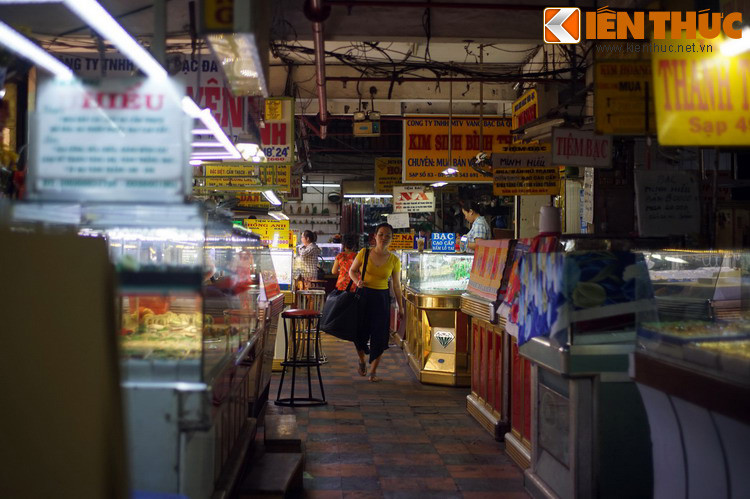 Một nét đặc biệt của chợ Bà Chiểu là có một khu bán vàng bạc đá quý quy mô khá lớn nằm ngay tòa nhà đầu tiên của chợ.