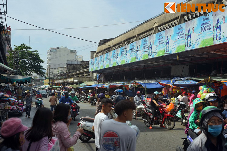 Người dân địa phương đã dựng ngôi miếu nữ thần sát mép nước và gọi nữ thần này là Bà Chiểu. Theo thời gian mà ao nước hoặc lạch nước không còn, nhưng cái tên Bà Chiểu thì đã in dấu trong dân gian.