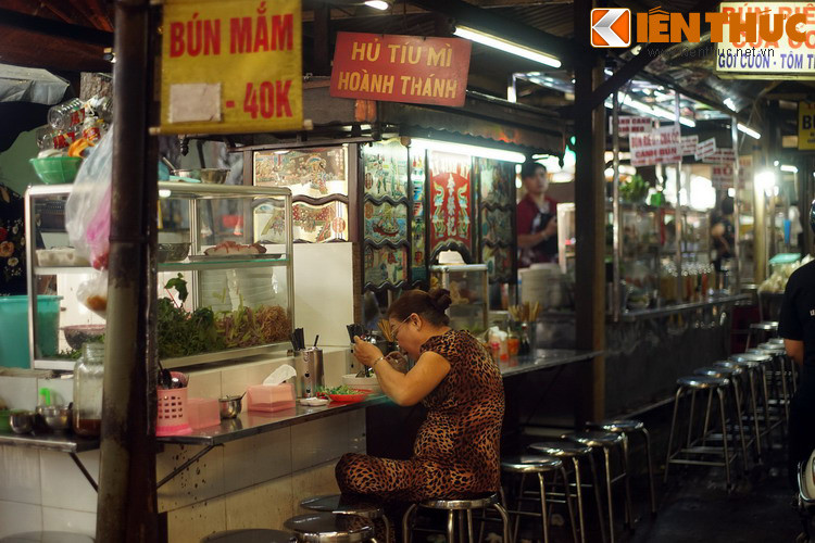 Khu ăn uống là nơi thực khách có thể thưởng thức nhiều món ngon trứ danh của mảnh đất phương Nam như bún mắm, bún thịt nướng, bánh ướt, hủ tiếu Nam Vang... với giá phải chăng.