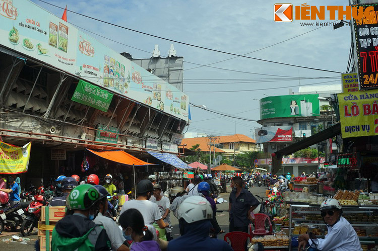 Vì sao lại có yếu tố "nước" ở đây? Theo một số lời kể được ghi lại, từ xưa chợ Bà Chiểu từng quay ra một rạch nước nhỏ được dẫn vào từ kênh Nhiêu Lộc.