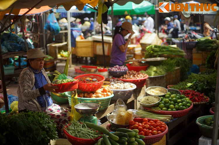 Nằm cạnh lăng Ông Bà Chiểu và các trục đường lớn thuận tiện cho việc đi lại, chợ Bà Chiểu thực sự là một điểm đến lý thú mà du khách phương xa không nên bỏ qua ở quận Bình Thạnh, TP HCM...