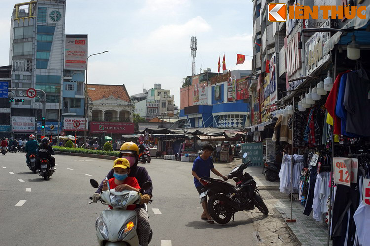 Đến năm 1942, chợ Bà Chiểu được xây lại. Sau khi xây, mặt tiền của chợ quay ra đường Phan Đăng Lưu - Lê Quang Định như bây giờ. Từ khi đó, chợ Bà Chiểu đã trở thành chợ lớn nhất của toàn tỉnh Gia Định cũ.