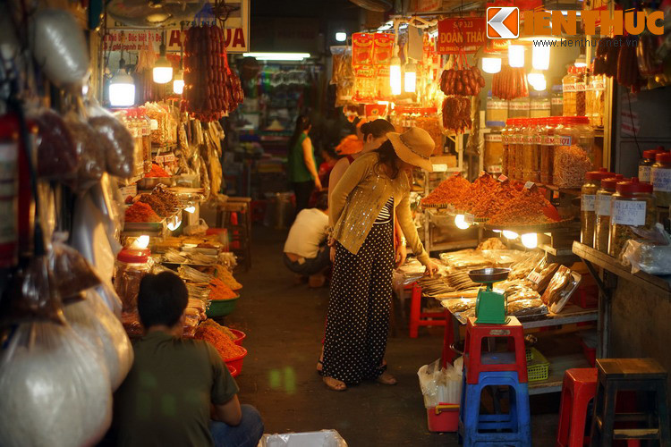 Khu bán đồ khô gây ấn tượng với mùi hương sực nức của các loại tôm, cá, nấm... khô.