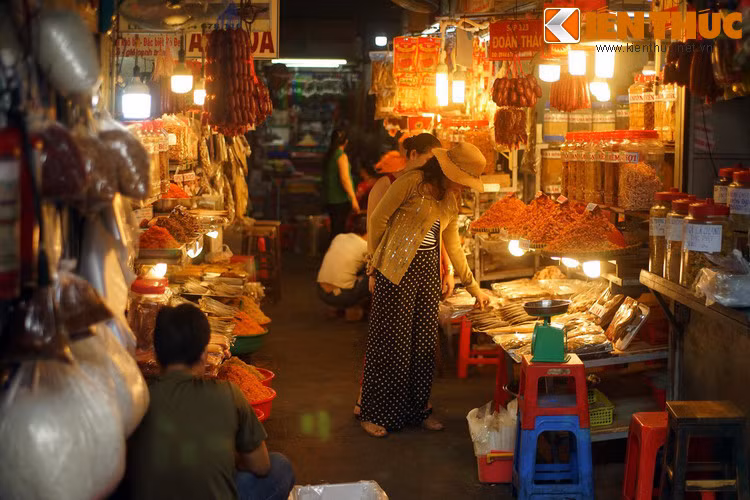 Khu bán đồ khô gây ấn tượng với mùi hương sực nức của các loại tôm, cá, nấm... khô.