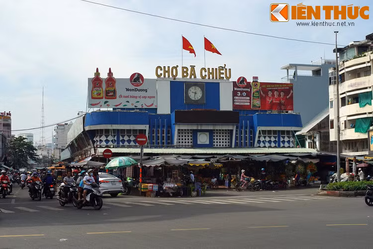 Toạ lạc tại khu vực trung tâm quận Bình Thạnh, TP.HCM, chợ Bà Chiểu là một trong những ngôi chợ lâu đời của mảnh đất Sài Gòn – Gia Định.