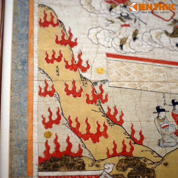 Cảnh núi Hỏa Diệm Sơn bốc cháy phừng phực - chướng ngại lớn dành cho thầy trò Đường Tăng trên đường lấy kinh - được thể hiện trên chất liệu giấy dó của bức tranh cổ.