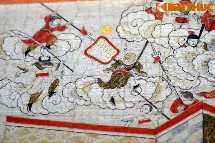 Ngưu Ma Vương, chồng của bà La Sát tức giận đuổi theo Ngộ Không để giành lại quạt Ba Tiêu...