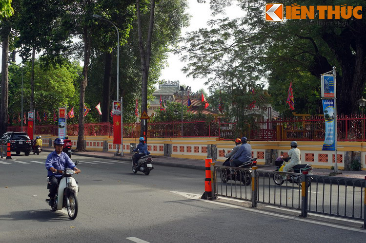 Việc đổi tên đường này hẳn là gắn với sự hiện diện của khu lăng Tả quân Lê Văn Duyệt - lăng Ông Bà Chiểu nằm ở phía Bắc con đường. Đây là một công trình bề thế được xây dựng sau khi ngài Tả quân qua đời (1832).