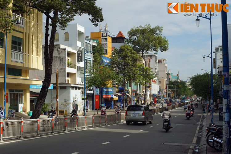 Với bề rộng 30 mét, đây từng là một trong những con đường "rộng thênh thang", sánh vai với nhiều đại lộ nổi tiếng của đất Sài Gòn - Gia Định một thời.
