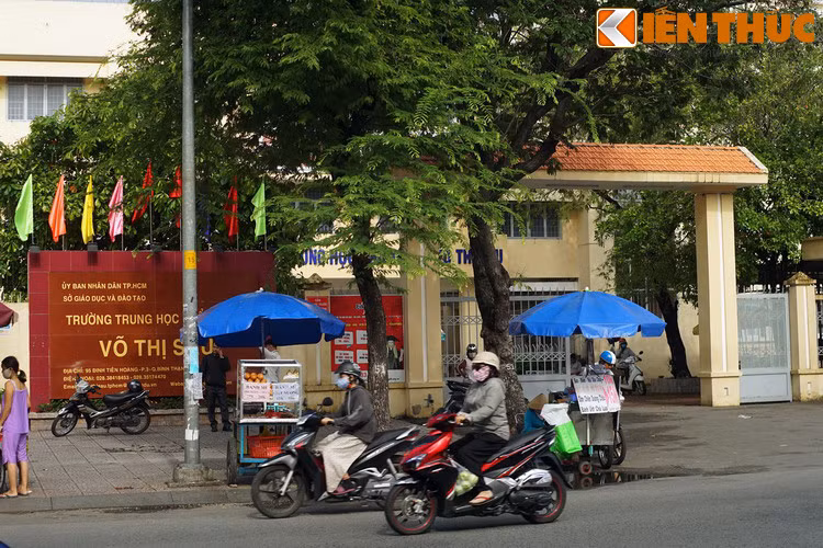 ...Và Trường nữ sinh trung học Lê Văn Duyệt, một trường dành riêng cho học sinh nữ rất nổi tiếng ở Sài Gòn - Gia Định xưa. Hiện ngôi trường này là Trường THPT Võ Thị Sáu.