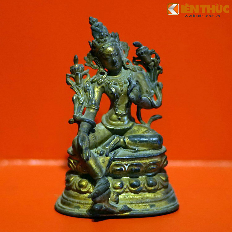 Nét đặc trưng của Phật giáo Tây Tạng là sự kết hợp giữa Đại thừa - hệ phái Phật giáo phổ biến ở vùng Đông Bắc Á - và Kim Cương thừa - hệ phái khởi nguồn từ các giai đoạn sớm của lịch sử Phật giáo ở Ấn Độ, phổ biến ở Nam Á.