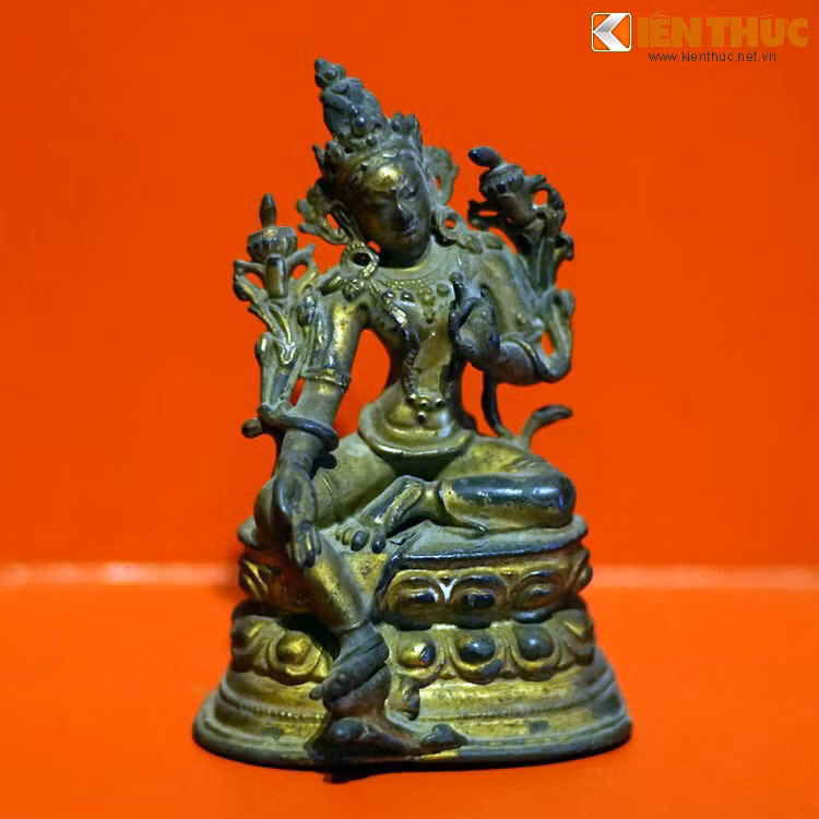 Nét đặc trưng của Phật giáo Tây Tạng là sự kết hợp giữa Đại thừa - hệ phái Phật giáo phổ biến ở vùng Đông Bắc Á - và Kim Cương thừa - hệ phái khởi nguồn từ các giai đoạn sớm của lịch sử Phật giáo ở Ấn Độ, phổ biến ở Nam Á.