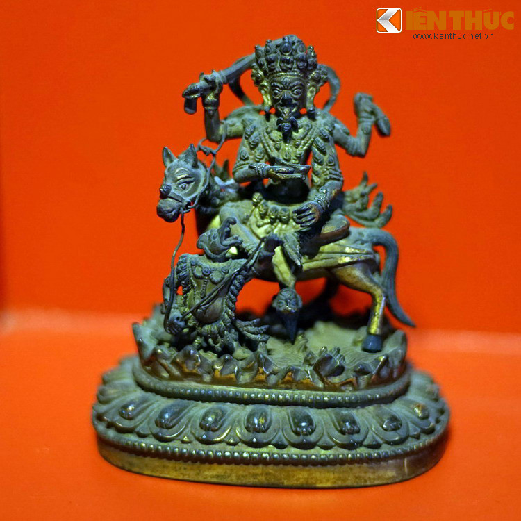 Một bức tượng Hộ pháp Tây Tạng, thế kỷ 19. Theo nhận định của các nhà nghiên cứu, những tác phẩm này phản ánh một phong cách trang trí tỉ mỉ đặc trưng của Neal, vùng đất tiếp giáp Tây Tạng, chịu ảnh hưởng của Phật giáo từ rất sớm.