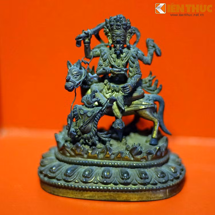 Một bức tượng Hộ pháp Tây Tạng, thế kỷ 19. Theo nhận định của các nhà nghiên cứu, những tác phẩm này phản ánh một phong cách trang trí tỉ mỉ đặc trưng của Neal, vùng đất tiếp giáp Tây Tạng, chịu ảnh hưởng của Phật giáo từ rất sớm.