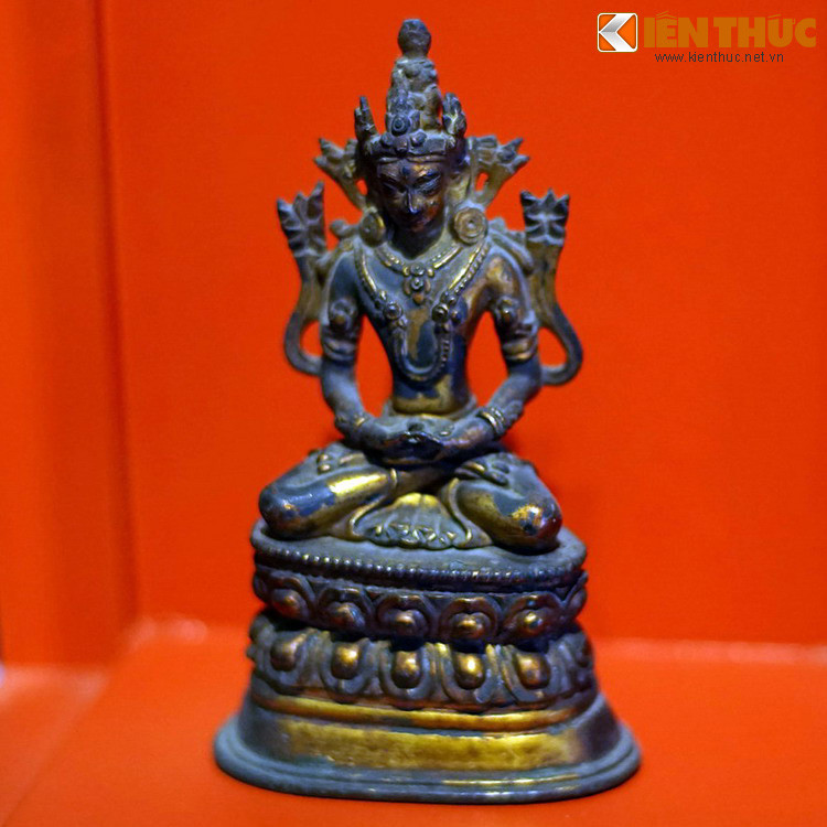 Một bức tượng Phật cổ Tây Tạng bằng đồng sơn thếp vàng niên đại thế kỷ 19, hiện vật trong trưng bày chuyên đề về tượng Phật một số nước châu Á ở Bảo tàng Lịch sử TP HCM.