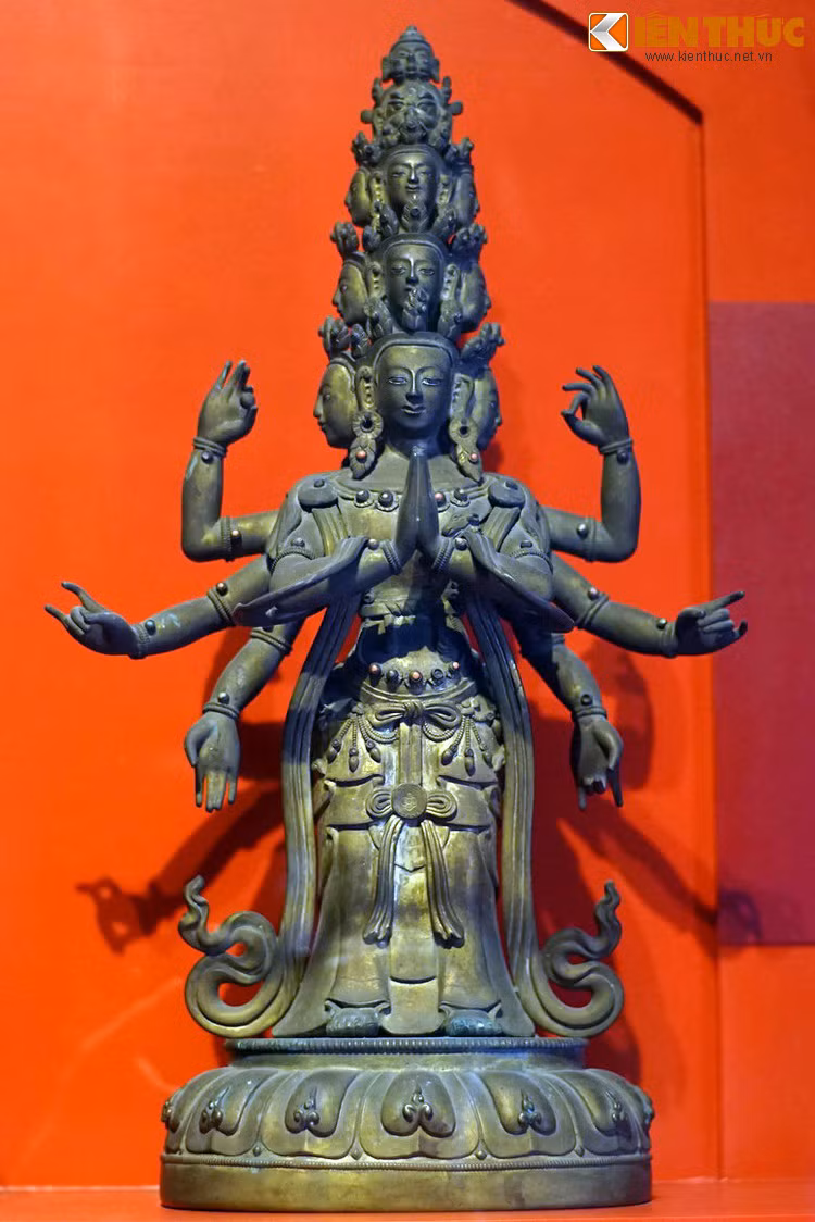 Tượng Quan Âm bằng đồng sơn thếp vàng của Tây Tạng thế kỷ 19. Theo sử sách, Phật giáo đến Tây Tạng vào thế kỷ thứ 7. Khi du nhập vào vùng đất này, Phật giáo đã có sự kết hợp với truyền thống tâm linh bản địa có bề dày lịch sử nhiều thế kỷ.