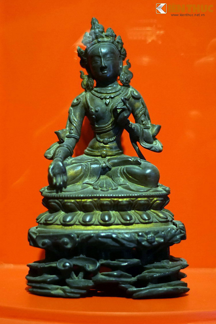 Do đặc trưng ấy, nghệ thuật Phật giáo Tây Tạng nói chung và tượng Phật Tây Tạng nói riêng phát triển dưới những ảnh hưởng của các phong cách nghệ thuật Ấn Độ, Nepal, Kashmir và Trung Hoa cổ.