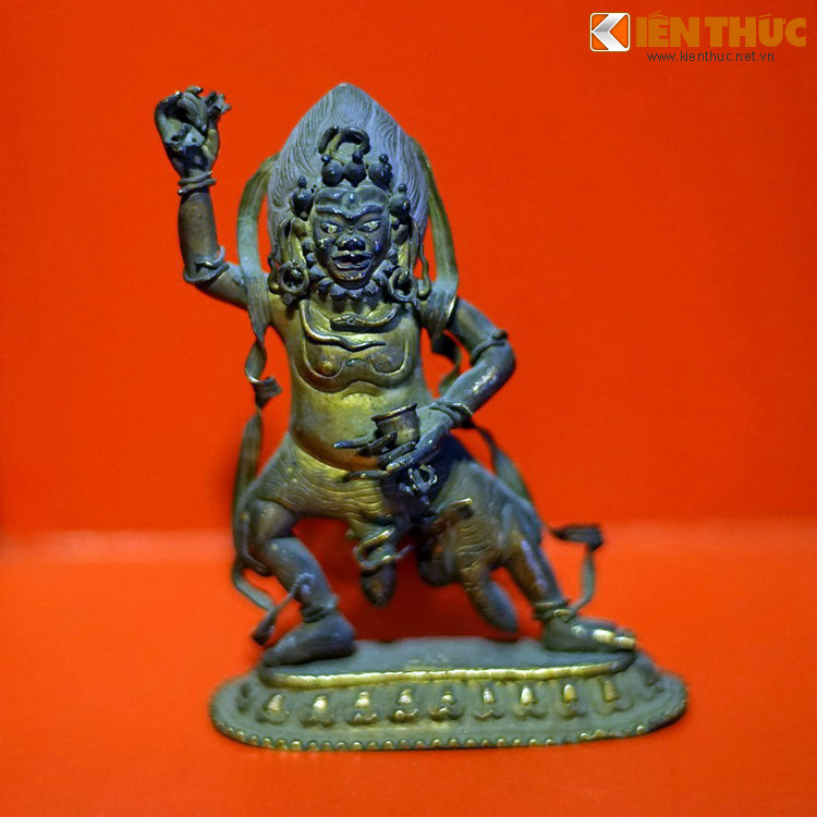 Những bức tượng được trưng bày ở Bảo tàng Lịch sử TP HCM khiến nhiều người ngạc nghiên về mức độ tinh xảo. Có thể cảm nhận điều này qua cách thể hiện những ngón tay của tượng Hộ pháp thế kỷ 19 trong ảnh.