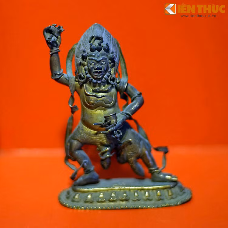 Những bức tượng được trưng bày ở Bảo tàng Lịch sử TP HCM khiến nhiều người ngạc nghiên về mức độ tinh xảo. Có thể cảm nhận điều này qua cách thể hiện những ngón tay của tượng Hộ pháp thế kỷ 19 trong ảnh.