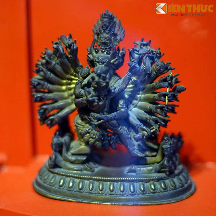 Một bức tượng Hộ pháp khác thể hiện trình độ tuyệt đỉnh của người nghệ nhân Tây Tạng hơn một thế kỷ trước, với hàng chục cánh tay được tạo hình vô cùng sống động.