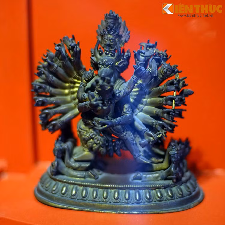 Một bức tượng Hộ pháp khác thể hiện trình độ tuyệt đỉnh của người nghệ nhân Tây Tạng hơn một thế kỷ trước, với hàng chục cánh tay được tạo hình vô cùng sống động.